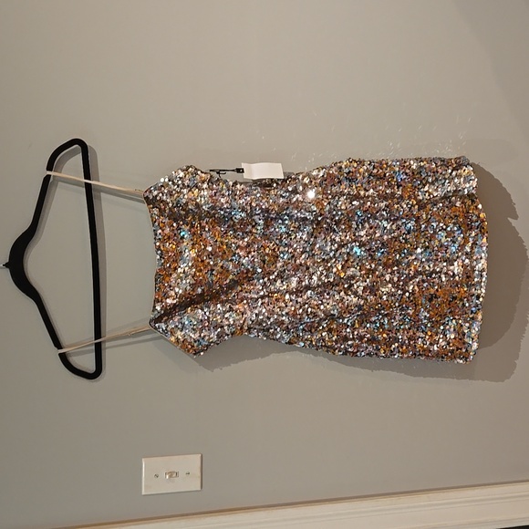 AsTR the Label sequins dress size zm - Picture 4 of 8